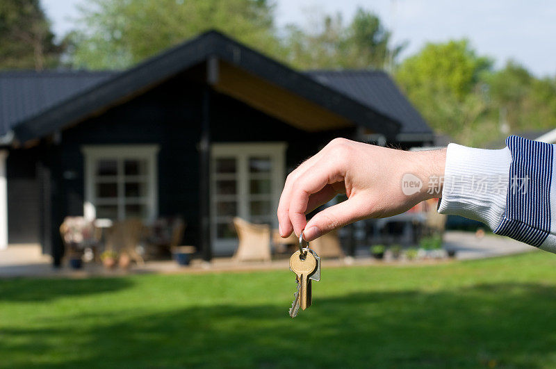 手握着新家或房子的钥匙