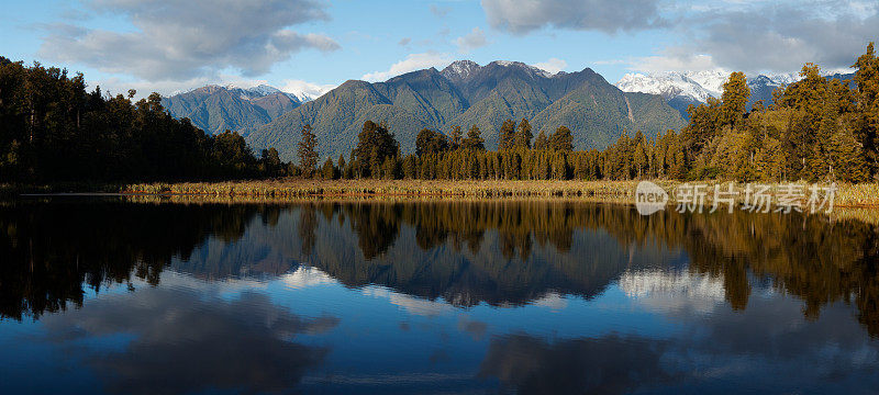 南阿尔卑斯山的全景，库克山反射在马锡森湖