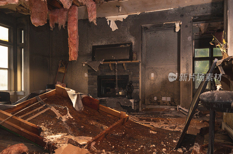 房子里面被烧毁的房间