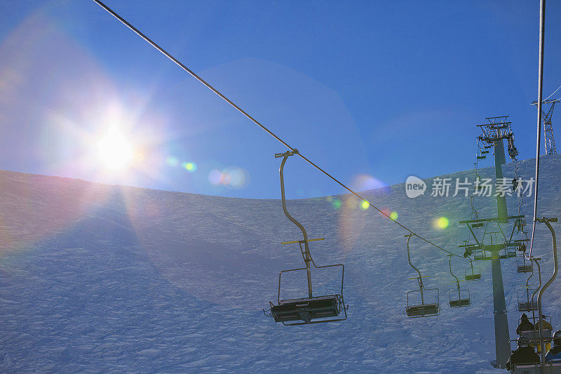 滑雪胜地的滑雪者在缆车上滑雪