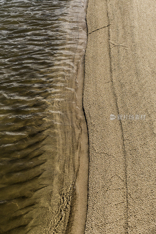 沙和水波纹的背景