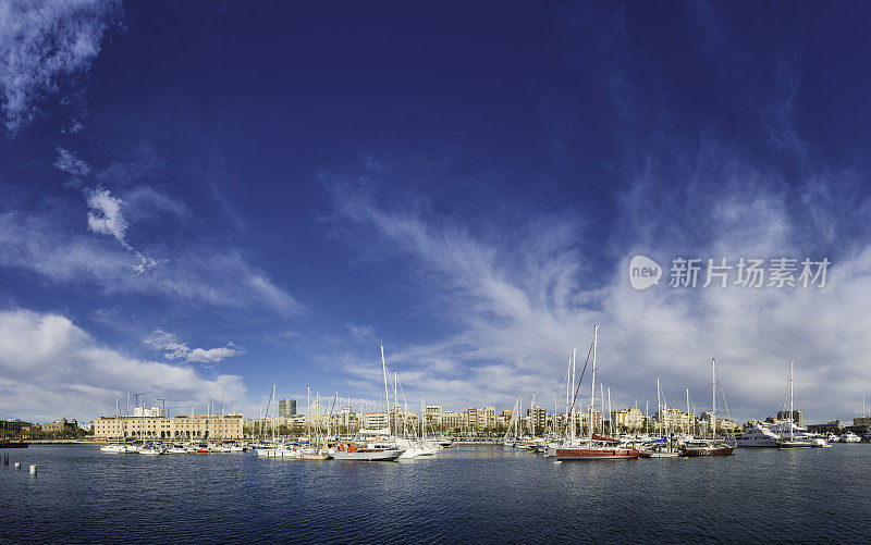 巴塞罗那游艇码头Vell巴塞罗那海港蔚蓝的天空西班牙