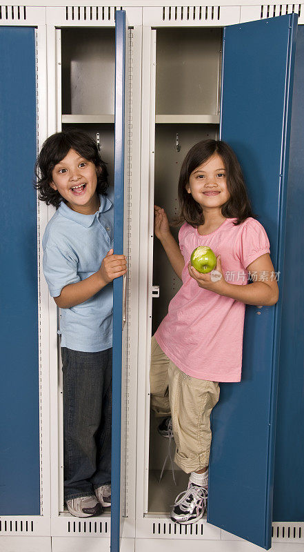 两个孩子在储物柜里