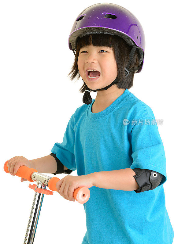 摩托车上戴着头盔的微笑女孩