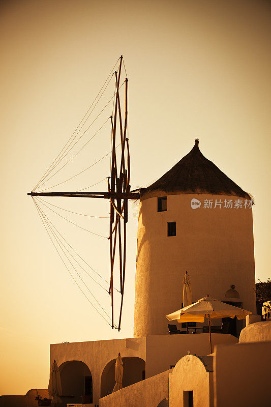 日落时分，希腊圣托里尼岛伊亚村著名的风车