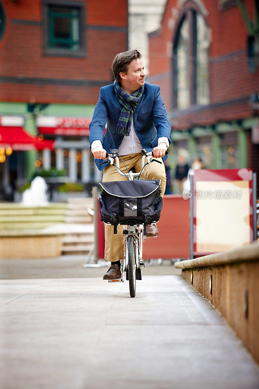 骑着自行车在城市街道上闲逛的人