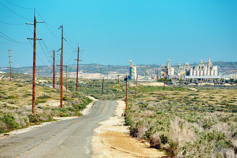 有炼油厂的加利福尼亚中部乡村公路