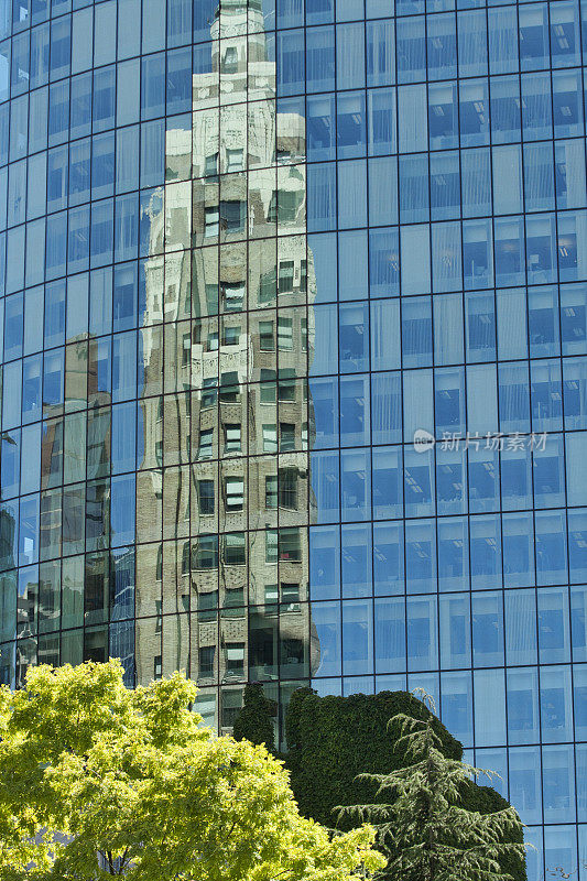温哥华高楼反映在办公大楼的窗户上