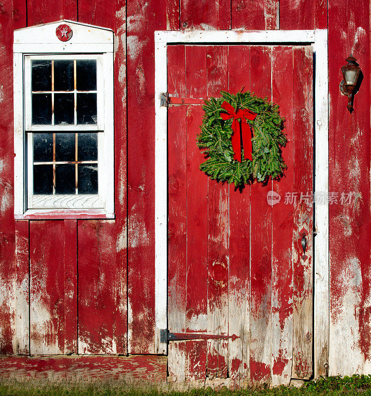 圣诞花环挂在红谷仓的门上