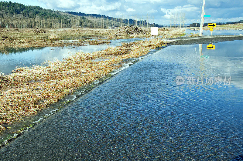 洪水从华盛顿西部的道路退去