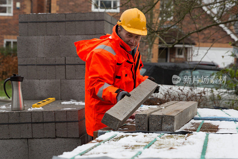 在英国房屋工地工作的男性建筑工人