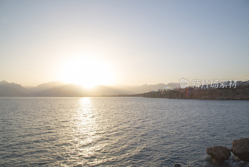 安塔利亚地中海海湾，夕阳西下