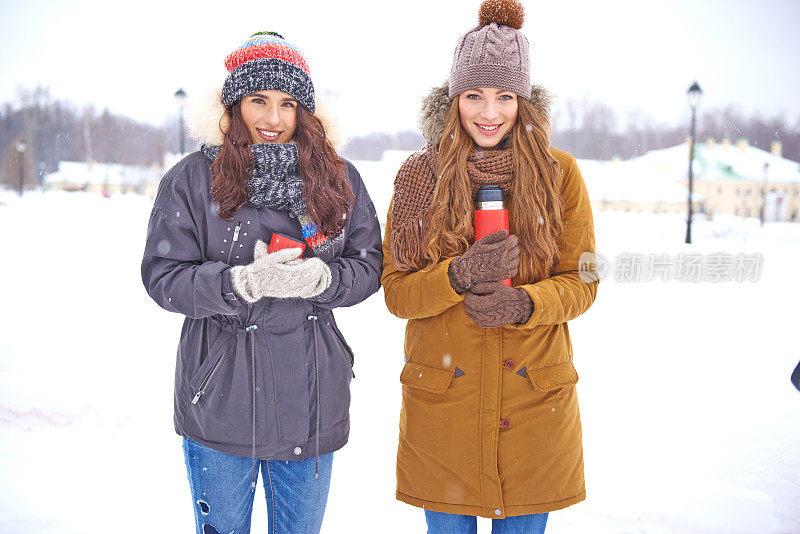 女性朋友在外面享受下雪天