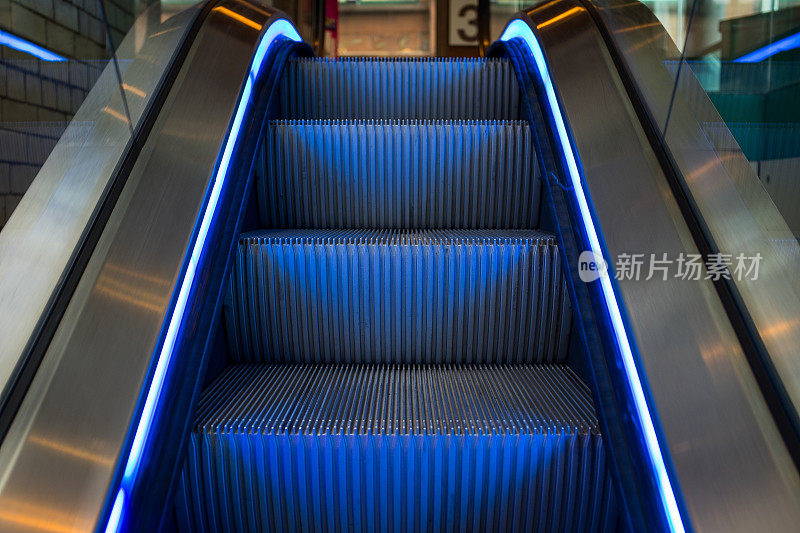 蓝色的自动扶梯
