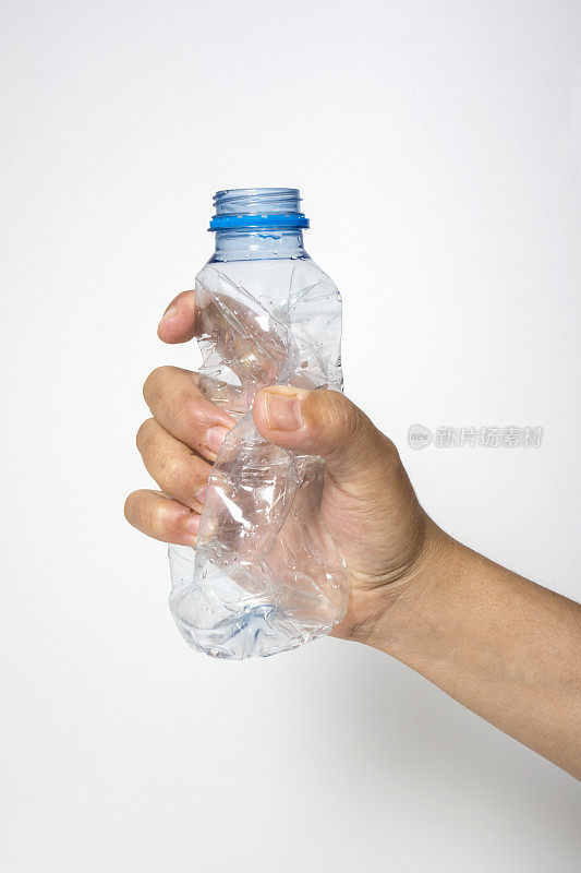 用手压一个塑料瓶