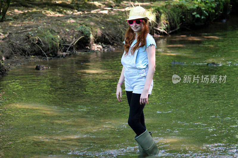 小女孩在河里、林间溪流中嬉戏、划桨、涉水