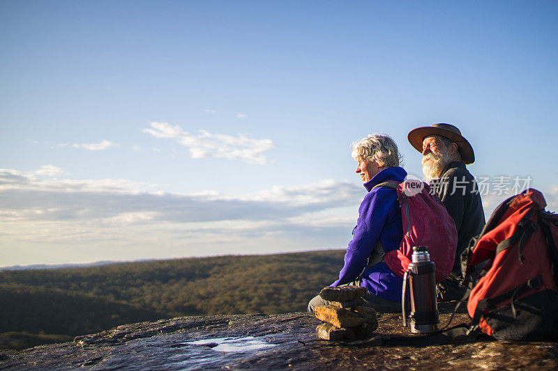 在澳大利亚内陆徒步旅行的老年夫妇。