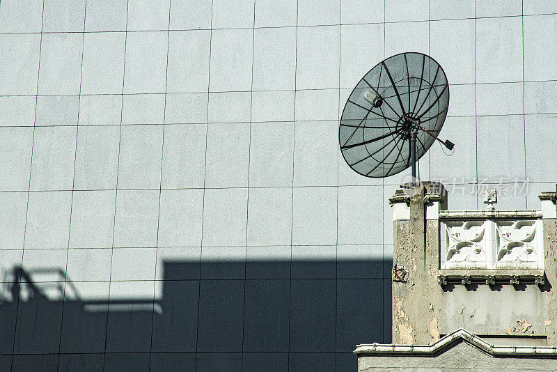 屋顶的卫星接收器