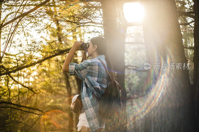 宾夕法尼亚州波科诺斯的少女探索大自然