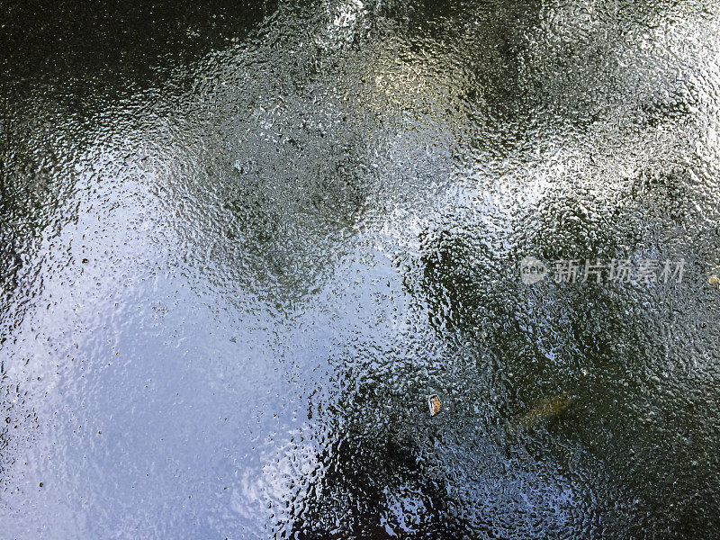 雨水洒在沥青上