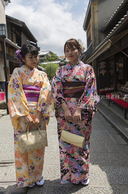 日本京都街头，穿着和服的女孩们