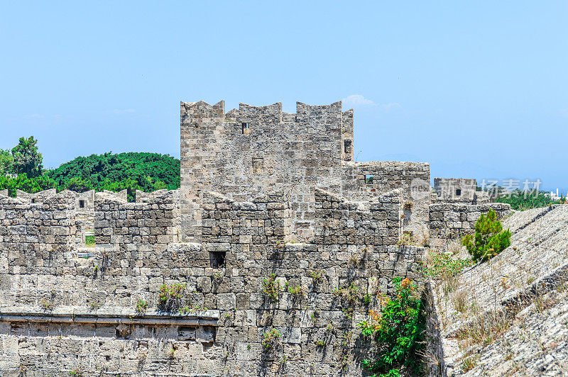 环绕希腊罗德岛的中世纪古城墙