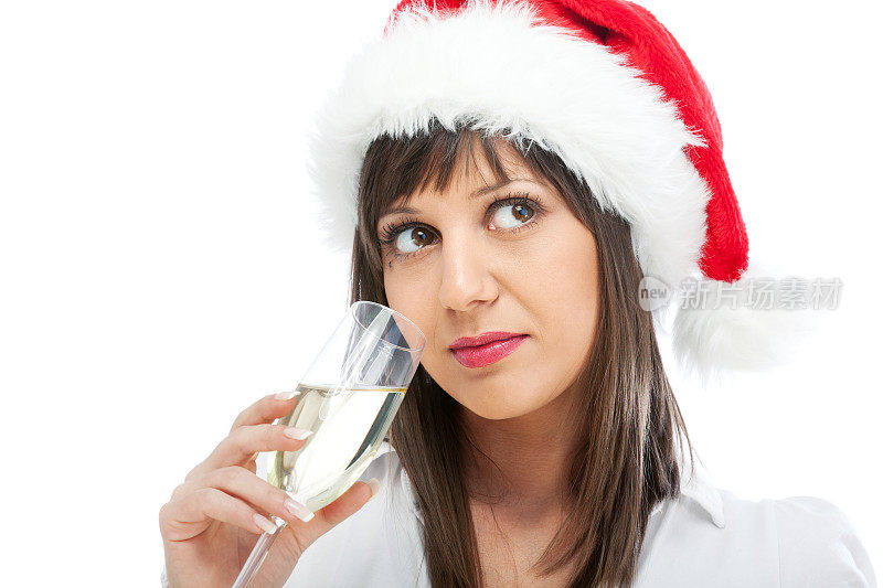 戴着圣诞帽喝香槟的年轻女人
