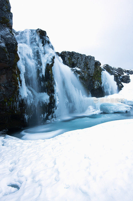 Kirkjufellsfoss(教堂山瀑布)，冰岛，冬天