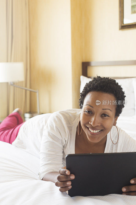 在床上使用电脑的女人