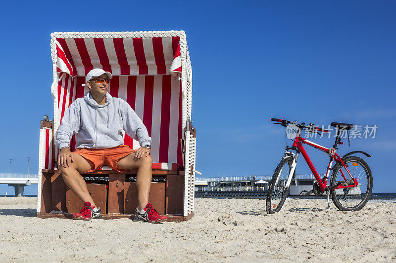 海滩上骑着自行车的男人