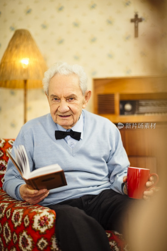 老人在家看书