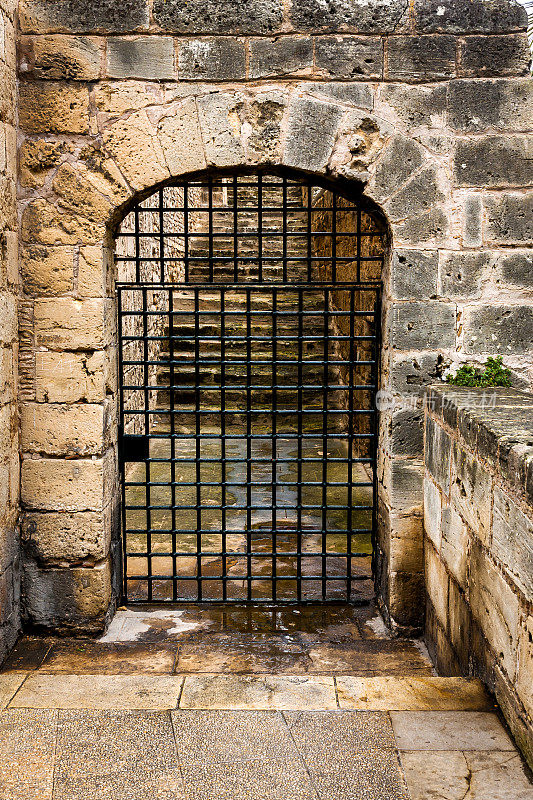 旧要塞的监狱门