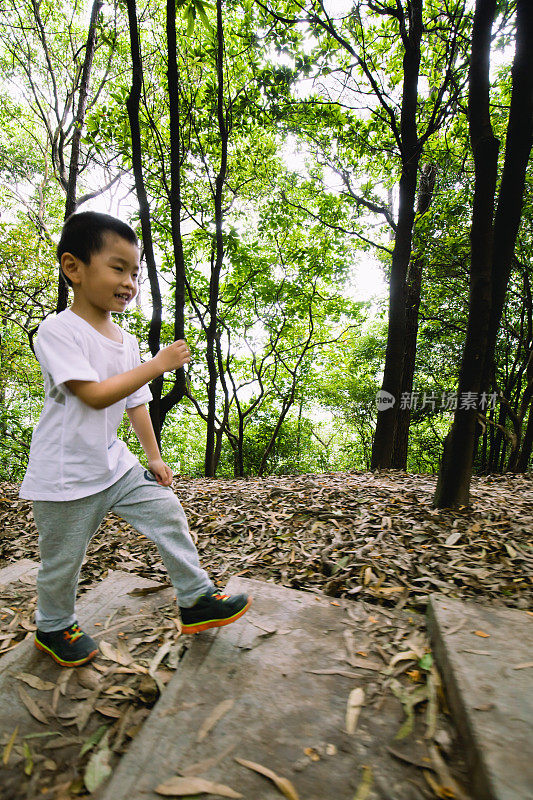 亚洲小孩在山上徒步旅行