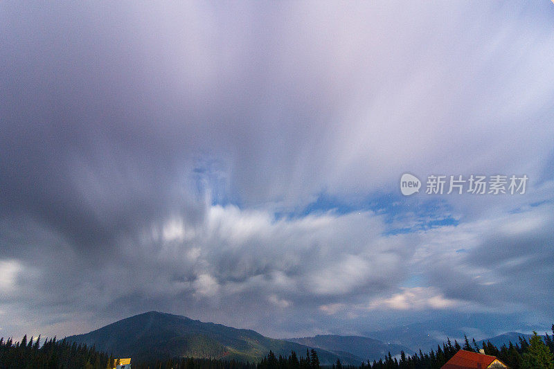 喀尔巴阡山脉。美丽的山景。大自然在山中。美丽的云。