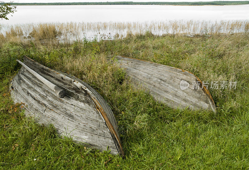 倒置的旧木船