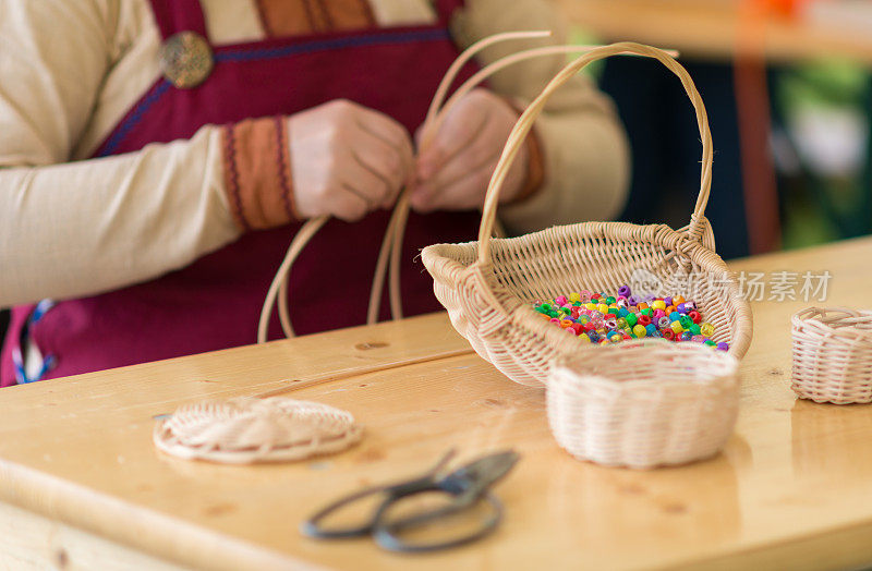 编织一个篮子-和彩色珍珠工艺-篮子