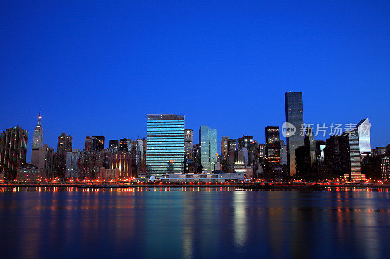 横跨东河的曼哈顿天际线，美国纽约