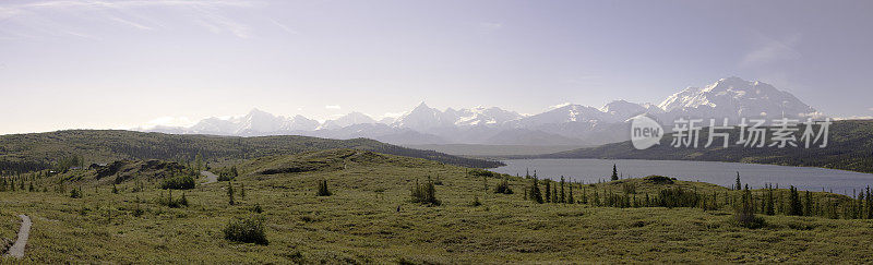 奇迹湖的麦金利山全景图