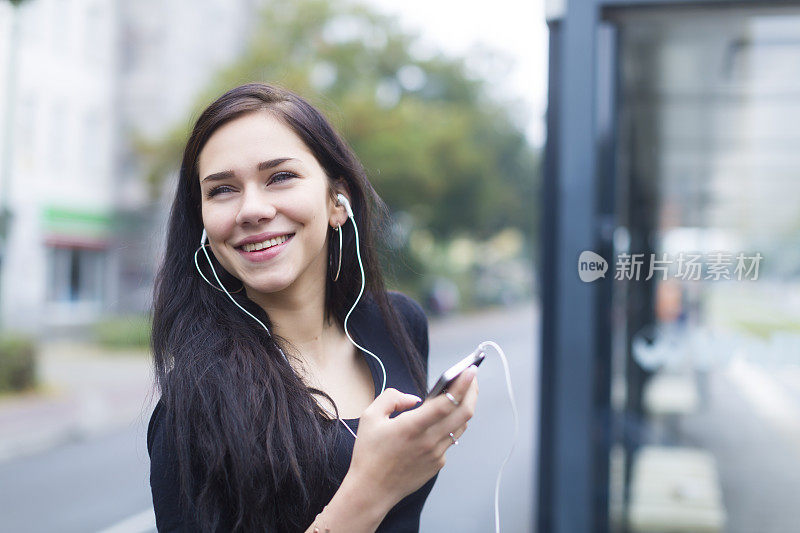 年轻女子用手机听音乐