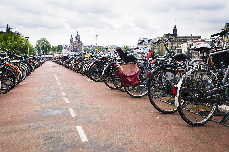 荷兰阿姆斯特丹一个停车场上的自行车