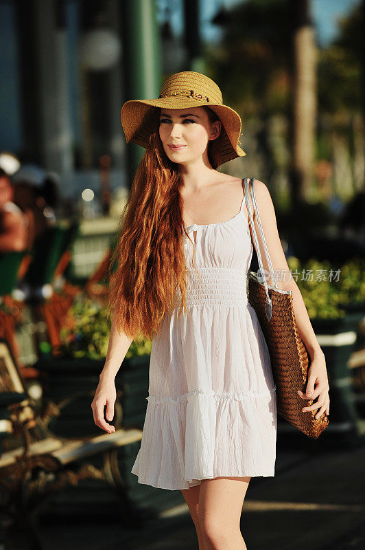 红发年轻女子戴着帽子购物