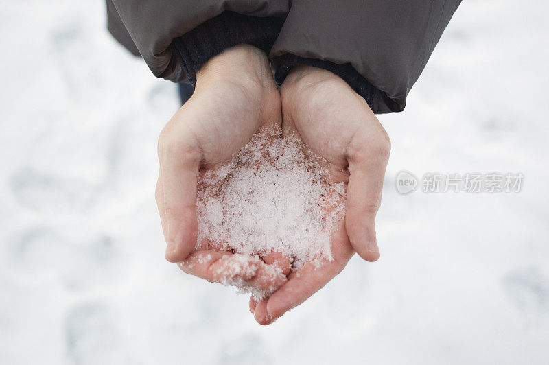 双手沾满雪