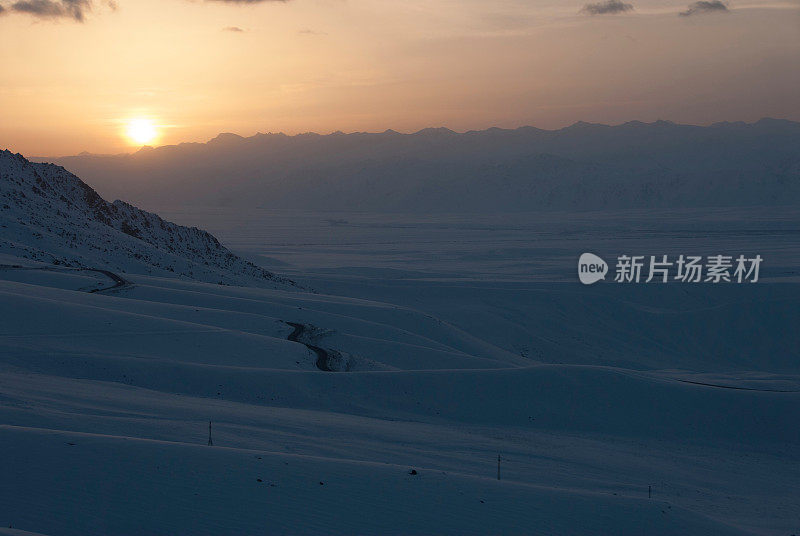 吉尔吉斯斯坦山谷的日出