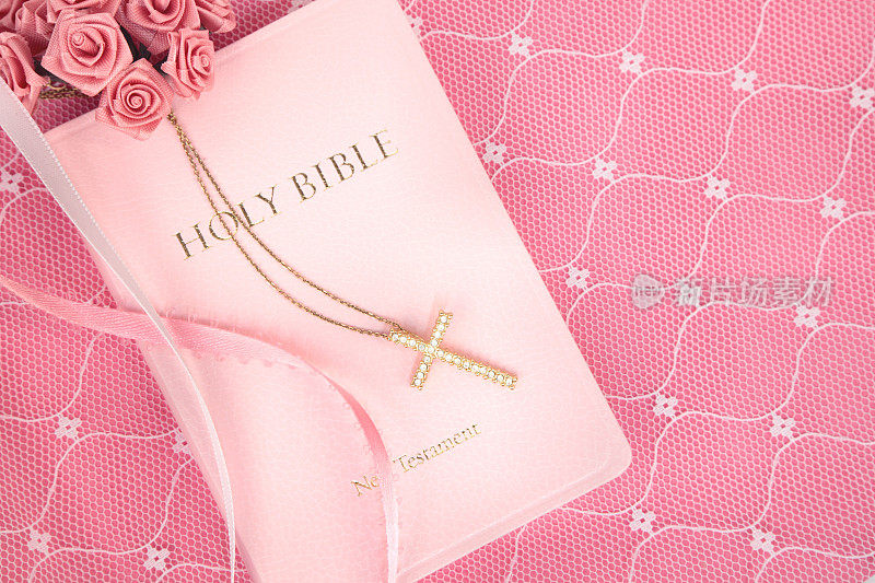 宗教:粉红色圣经，十字架和玫瑰