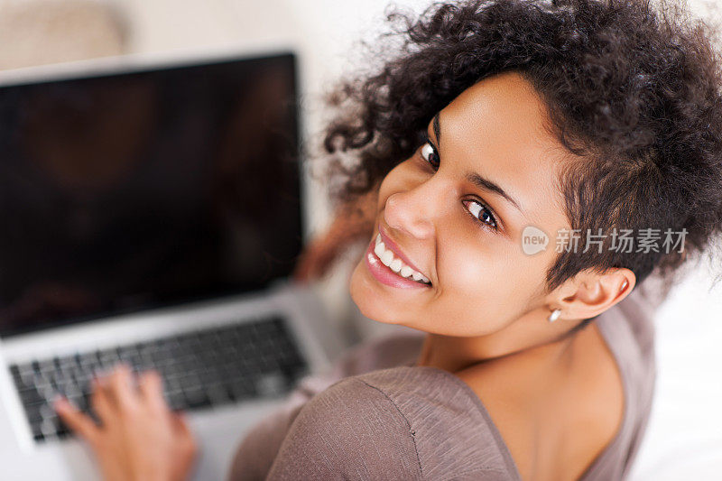 非裔美国妇女使用笔记本电脑。