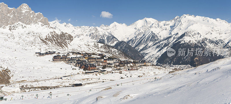 白雪皑皑的群山映衬下的湖景