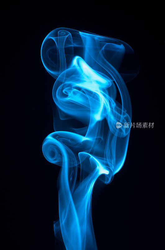 蓝色氖抽象烟雾波