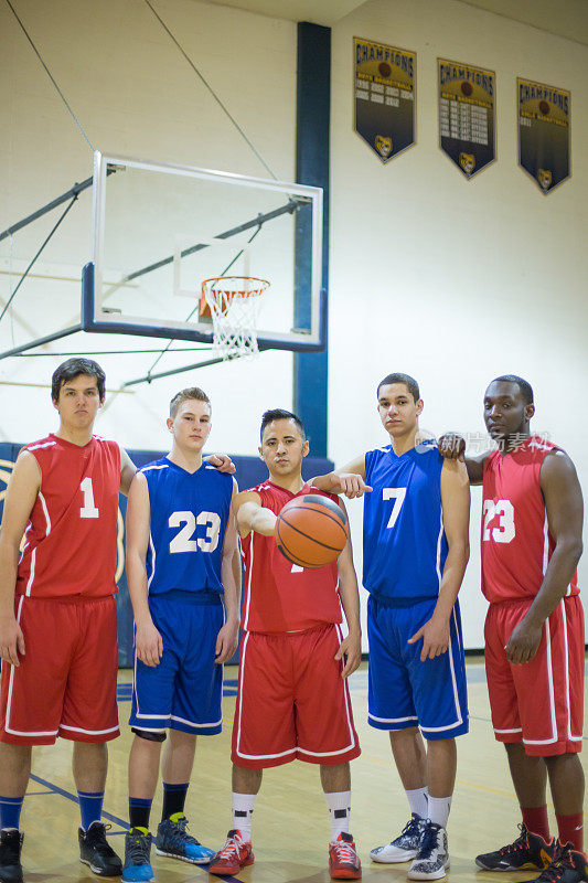 一群高中男生篮球运动员