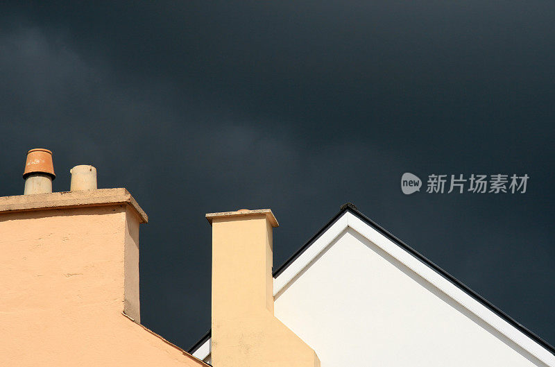 雷雨从屋顶刮过