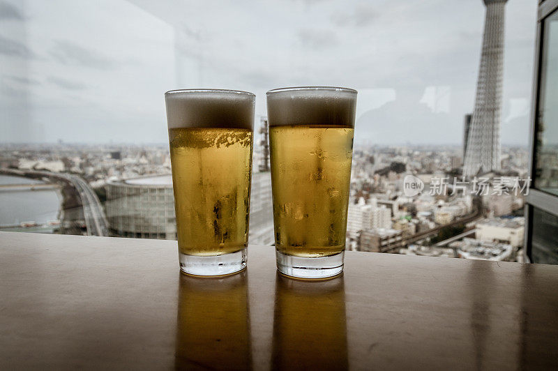 一边喝啤酒一边俯瞰东京